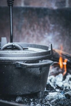 The Windmill Cast Iron Dutch Oven 4,5 Quarts Limited Edition 15 The Windmill Cast Iron Dutch Oven 4,5 Quarts Limited Edition -The Bastard Winkel image 1092